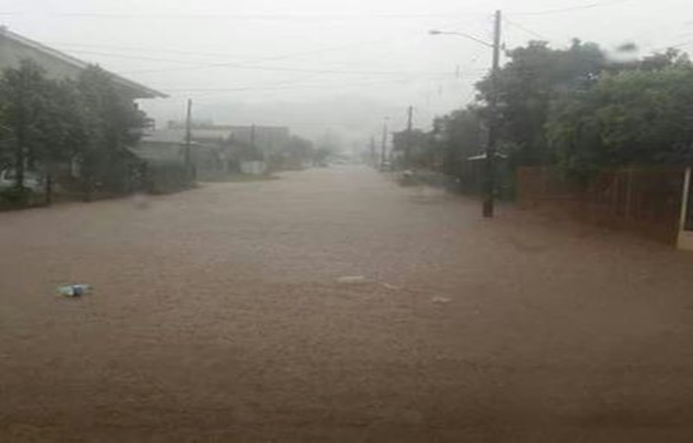Ir para  <p>A forte chuva que iniciou no final da tarde desta segunda-feira (2), foi suficiente para alagar resid&ecirc;ncias e assustar moradores nos bairros&nbsp;Jos&eacute; Bonif&aacute;cio e Rio Tigr,e em...